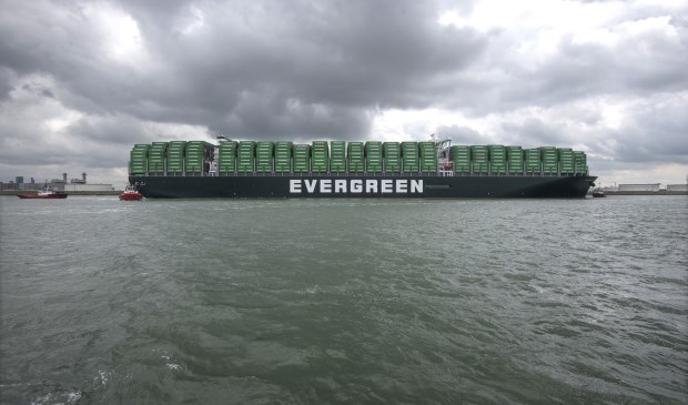 Aankomst van de Ever Glory van Evergreen bij de Delta Zuid terminal aan de Amazonehaven te Rotterdam. Omdat het gaat om een maidentrip en het eerste 20.000 TEU containerschip van de rederij dat bovendien is uitgerust met scrubbers, is het vaartuig helemaal gestuwd met groene Evergreen containers