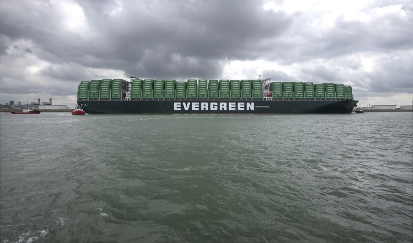 Aankomst van de Ever Glory van Evergreen bij de Delta Zuid terminal aan de Amazonehaven te Rotterdam. Omdat het gaat om een maidentrip en het eerste 20.000 TEU containerschip van de rederij dat bovendien is uitgerust met scrubbers, is het vaartuig helemaal gestuwd met groene Evergreen containers