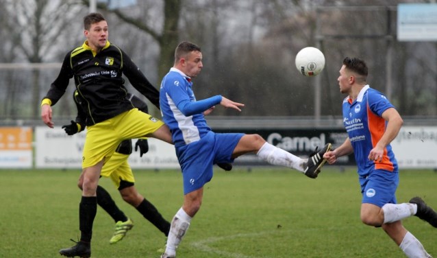 Zuidland won zaterdag bij VVOR en speelt zaterdag om lijfsbehoud in de tweede klasse tegen Rozenburg.