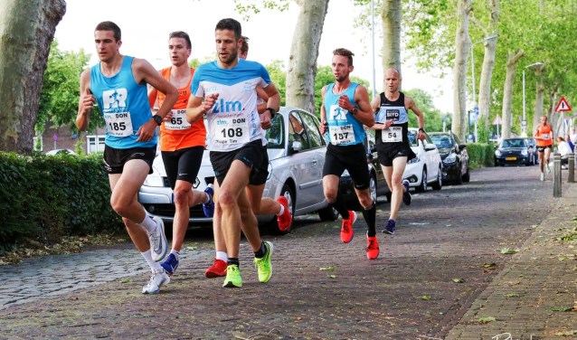 Maikel Peeman (185) en Tim Pleijte (108) voeren de kopgroep aan in de straten van Middelburg.