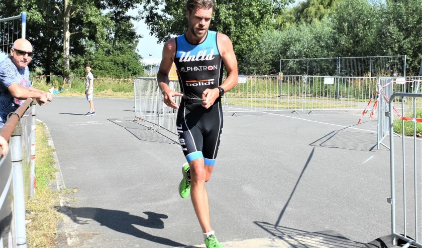 Christiaan Solleveld, winnaar van de kwart triathlon: 1.53, 25.