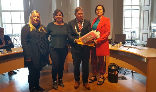 Overhandiging van de petitie met 2355 handtekeningen aan burgemeester Gregor Rensen
