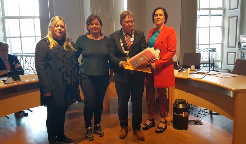 Overhandiging van de petitie met 2355 handtekeningen aan burgemeester Gregor Rensen