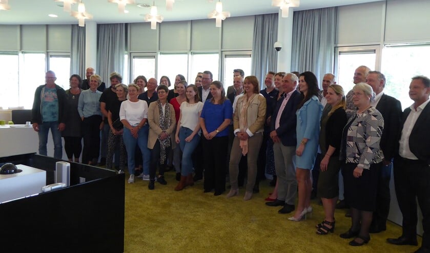 De vertegenwoordigers van de 27 partijen die de zorgcontracten ondertekenden pasten net op de foto.