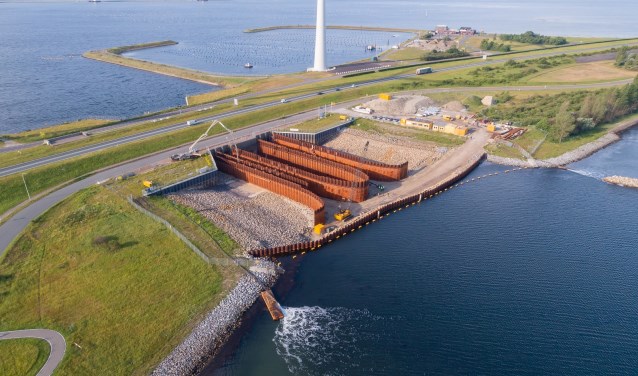 Een indrukwekkende constructie is gereed waardoor nu kan worden begonnen met het storten van beton in de stromingsgoten tot het niveau van ongeveer zes meter onder NAP. (Foto: Van der Straaten)