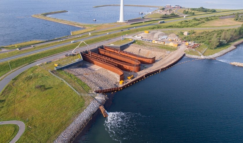 Een indrukwekkende constructie is gereed waardoor nu kan worden begonnen met het storten van beton in de stromingsgoten tot het niveau van ongeveer zes meter onder NAP. (Foto: Van der Straaten)