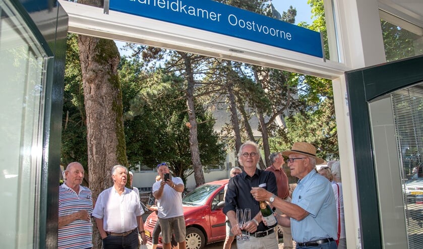 Afgelopen zaterdag ging de Oudheidkamer Oostvoorne officieel open op de nieuwe lokatie aan het Kerkplein. (Foto: Jos Uijtdehaage).