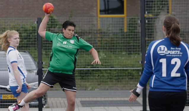 Danielle van der Meijden plakt er vanaf september nog één seizoen aan vast voor haar afscheidstournee langs de regionale velden. Foto Theo van Kralingen.