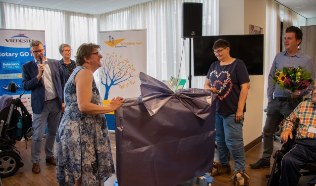 Het was de eer aan bewoners Ineke en Anneke om de belevenistafel uit te pakken. Foto: Sam Fish
