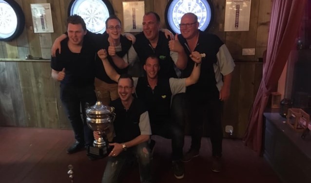 Het team van Dartshop Kattestaart 1 met de beker.