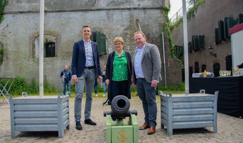 Wethouders Tea Both en Daan Markwat (gem. Goeree-Overflakkee) en wethouder Zwiers (gem. Moerdijk) bij het kanon. Foto: Sam Fish