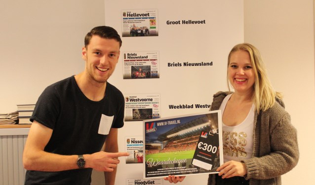 Sven kreeg de cheque overhandigd door Lesley van de Zande - van de Langkruis media adviseur Groot Hellevoet