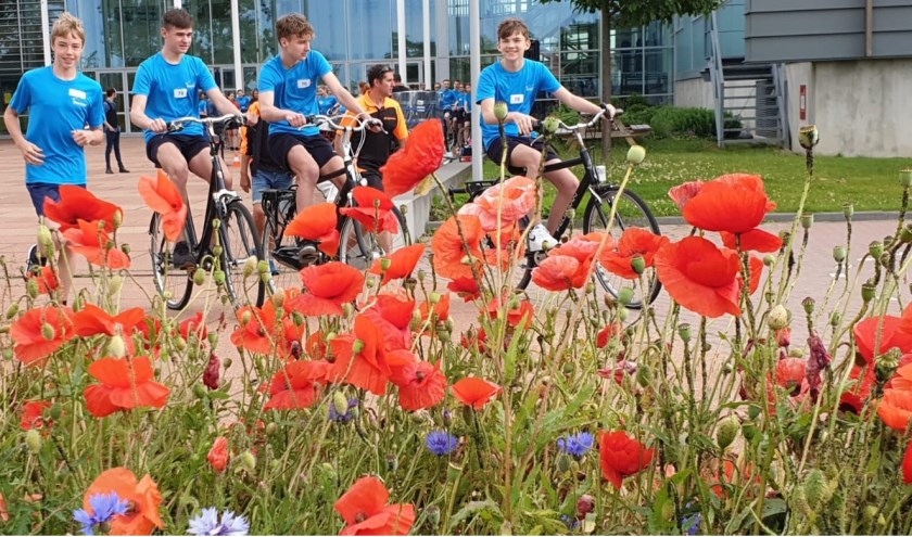 De leerlingen van het tweede leerjaar van het Maerlant Brielle liepen en fietsten afgelopen maandag een Run-Bike-Run voor het goede doel.