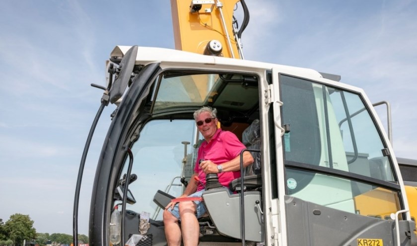 Kees Mulder, die al veertig jaar bij Rijk Zwaan werkt, sloeg de eerste paal.