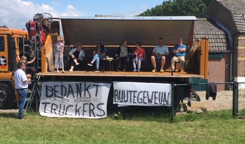 Een chauffeur op Herkingen die 30 jaar heeft meegereden en nu een keer van de zijkant de stoet bekijkt.