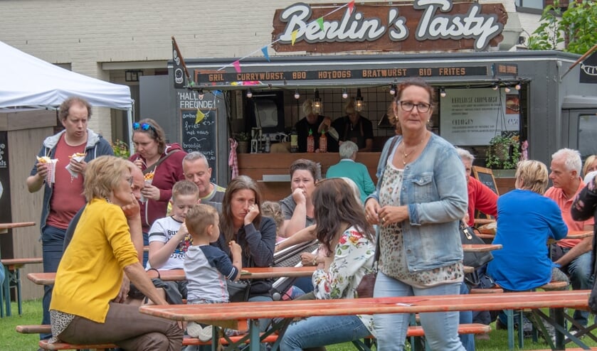 Frites en Duitse bratwurst bleken een geliefde lunchcombinatie tijdens het Buytenlustfestival op de Oostvoornse Hofweide. (Foto: Jos UIjtdehaage).