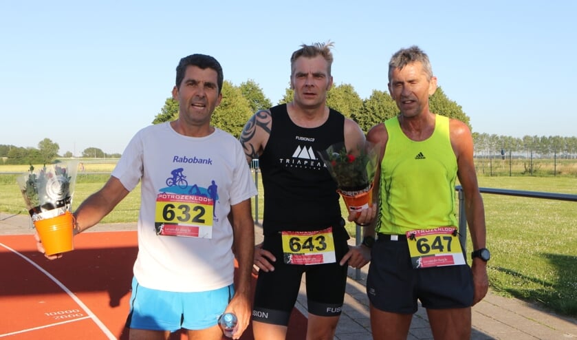 Het podium bij de mannen na de tien Engelse Mijlen van de Potrozenloop van Voorne atletiek. (Foto: Wil van Balen).