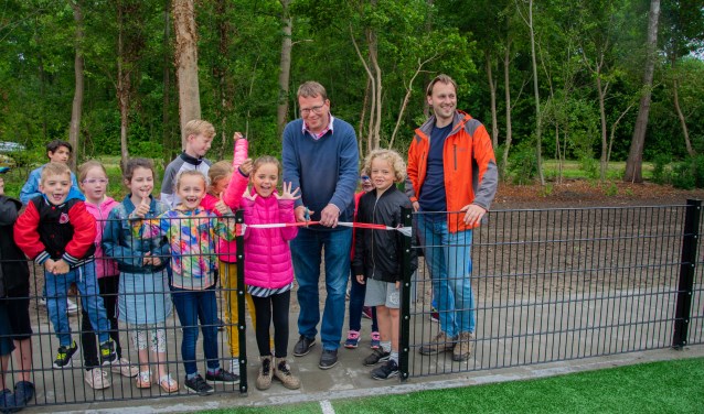 Wethouder Bruggeman mocht het lint doorknippen zodat de kinderen officieel gebruik kunnen maken van de sportkooi. Foto: Sam Fish