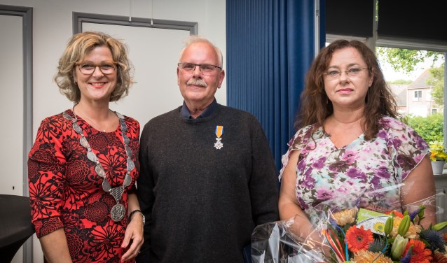 Burgemeester Grootenboer omschreef de heer Van Putten als een sociaal, onbaatzuchtig en zorgzaam persoon. Hij was ook lange tijd naast zijn drukke baan mantelzorger voor zijn moeder. (Foto: Wim van Vossen)