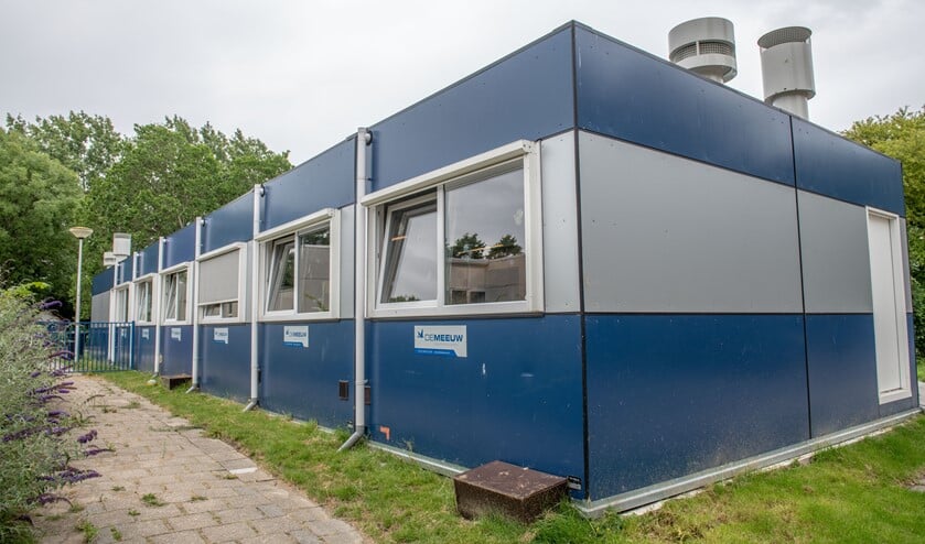 De aangepakte noodlokalen bij basisschool De Zeewinde aan de Dwarsweg in Rockanje waar de kinderen sinds begin dit jaar weer les krijgen nadat ze maandenlang in Oostvoorne naar school gingen (foto Jos Uijtdehaage)