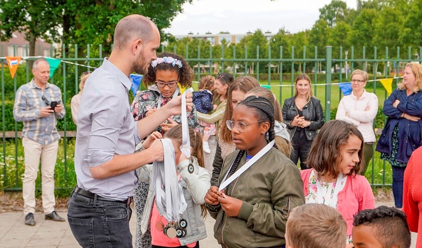 Wethouder Struijk reikte High Five stickers aan de school en medailles aan de leerlingen uit.