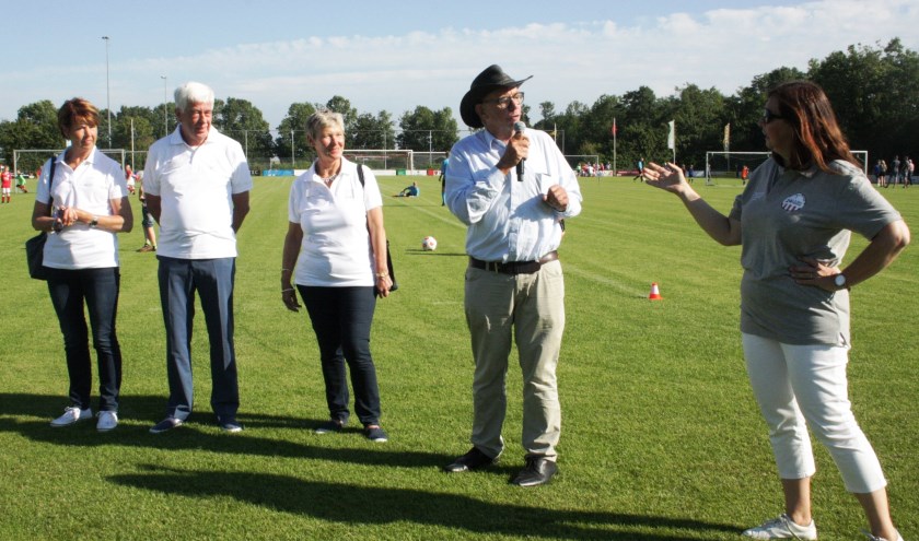 Paul van der Velden (2e van rechts) opent het 24-uurs voetbaltoernooi. Rechts voorzitter van de commissie Carolien Struijk (Foto FG).