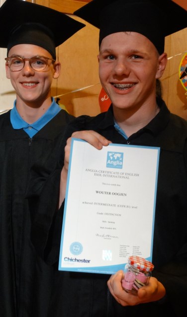 Uitreiking Anglia certificaten aan MAVO leerlingen van De Oude Maas die tot verrassing van hun ouders voor de gelegenheid volledig in toga en hoed gestoken waren.