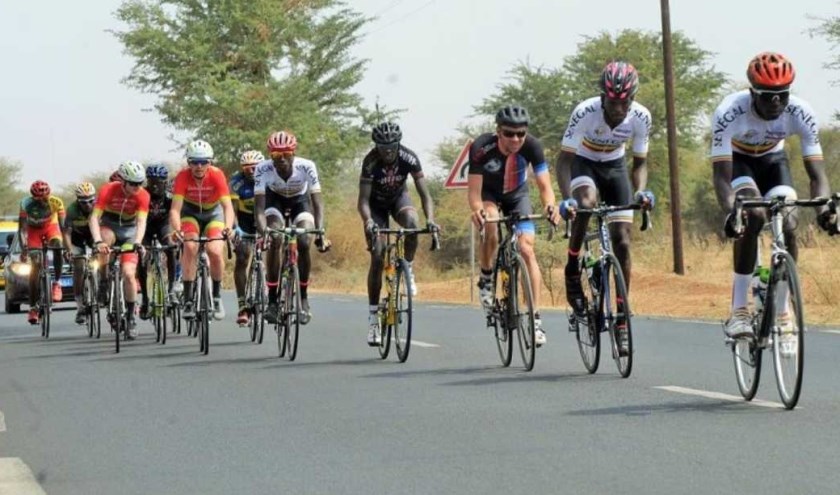 Dennis Ruijgt attent in derde positie tijdens een etappe van de Tour du Senegal in 2018.