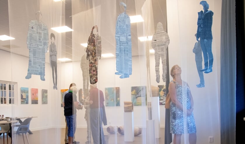 De 'papieren schilderijen' van Ingrid Maria Stockman waren blikvangers in Tintestein in de Kunstwerkroute Westvoorne. (Foto: Jos Uijtdehaage).