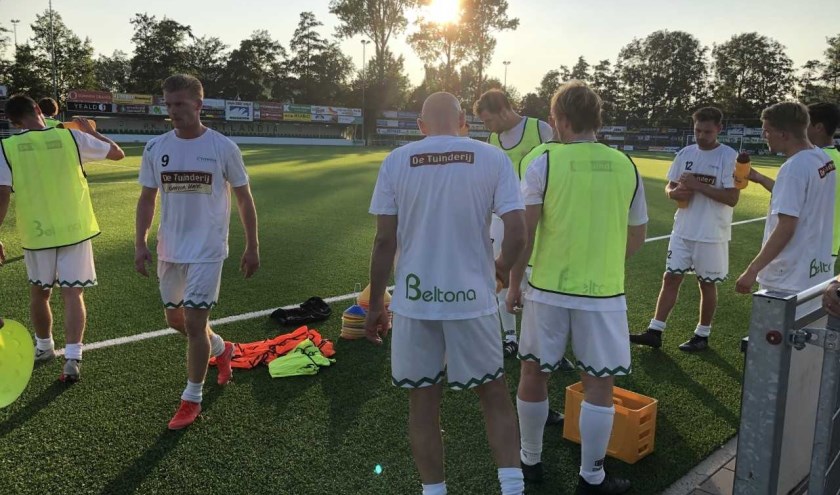 Van de twintig door trainer Johan Voskamp uitgenodigde spelers waren er zeventien aanwezig bij de eerste training op 16 juli.