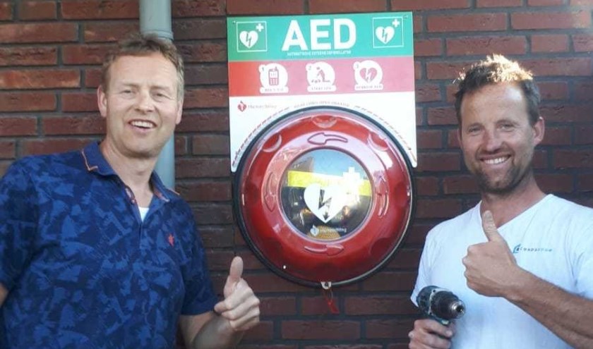 Marco Jansen (l) en Maurice van der Voort van bouwbedrijf Condubouw hebben AED geplaatst.