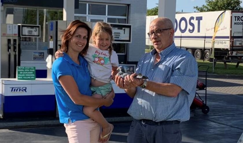 Willeke Vroegindeweij van Flakkee Center feliciteert de winnaar Kees van den Bos.