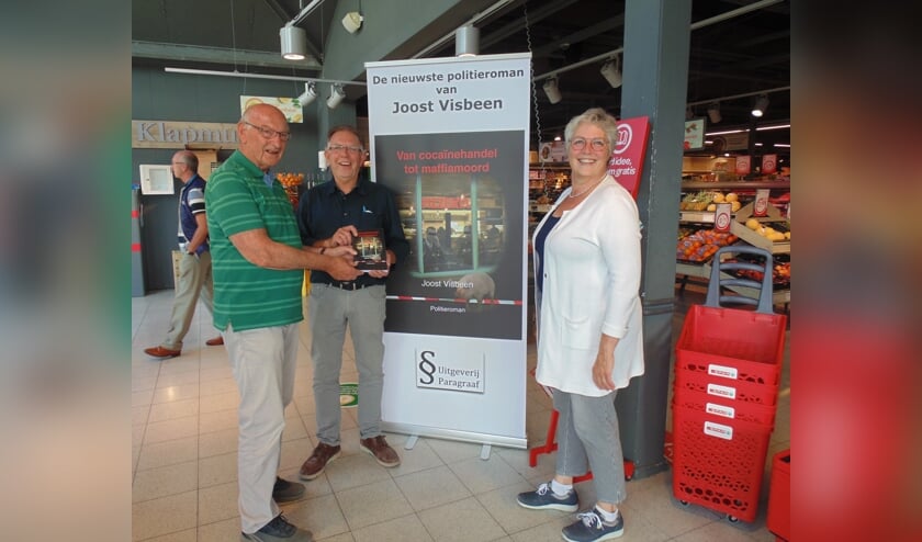 Jan en Ina Klapmuts krijgen het eerste exemplaar van Joost Visbeen. (Foto: Cora de Boed)