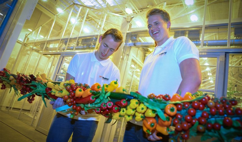 Aan Mike Zuidgeest en Martijn Reijm van Lentiz / MBO Westland de eer om de All Climate Greenhouse te openen.