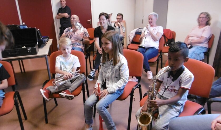 Samen een instrument proberen was leuk en kan geleerd worden bij TOGIDO.