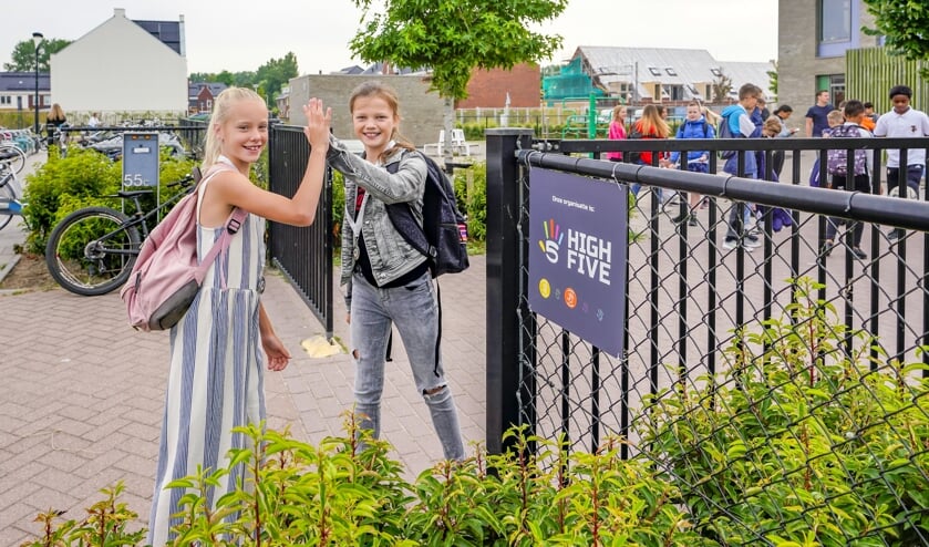 Eva en Senna plakten de door de Vlasbloem verdiende stickers op de High Five tegel.