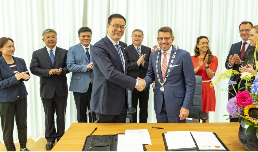 Burgemeester Arends tekende met Li Jiuhong, Deputy director of the Yangling Agro High Tech Zone, een Letter of Intent.