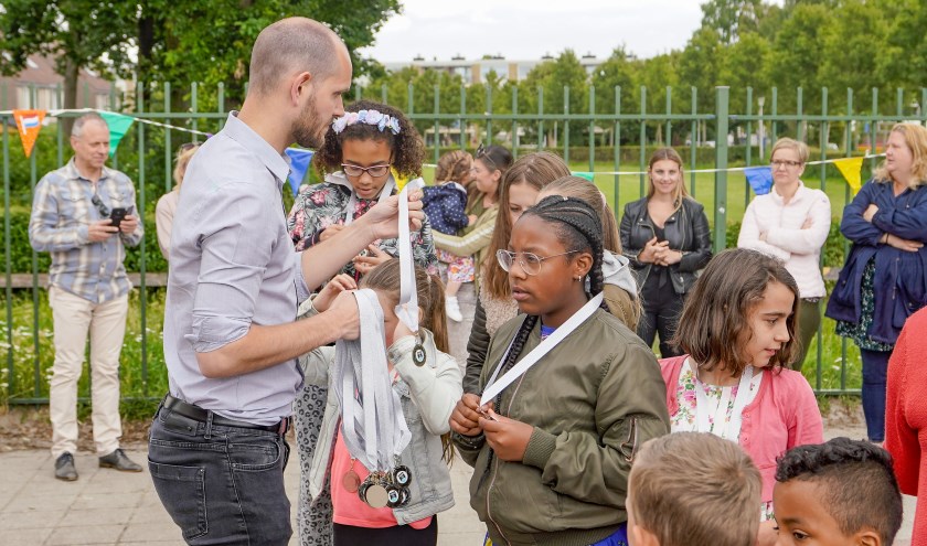 Wethouder Struijk reikte stickers aan de school en medailles aan de leerlingen uit.