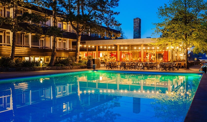 Het sfeervolle zwembad bij het Badhotel 'by night'