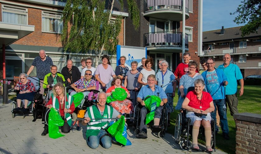 De groep bewoners en vrijwilligers zijn helemaal klaar om de natuur schoon te maken. Foto: Sam Fish