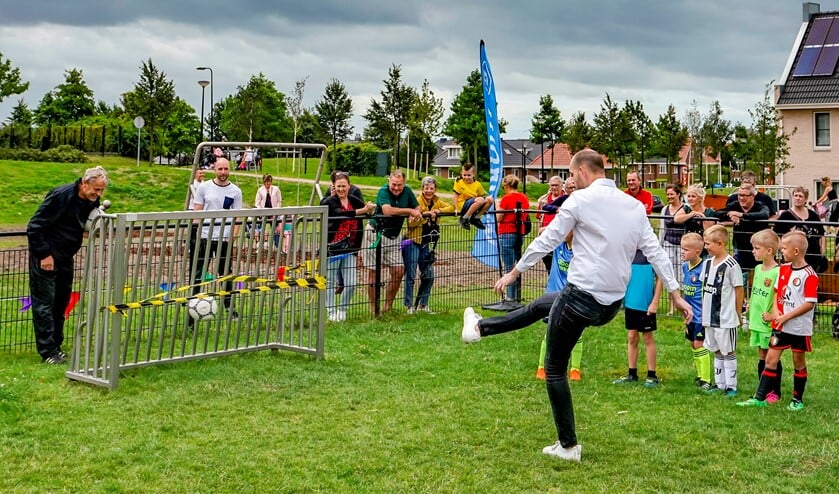 De wethouder kan nog wel wat training in doelschieten gebruiken.