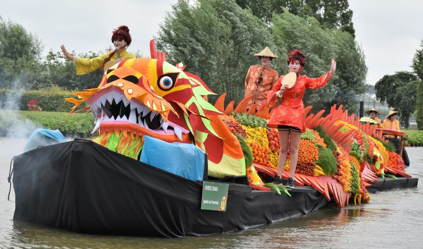 Corsoboot 'Chinese Draak' van de kern Honselersdijk van arrangeur Juanita van Dooremaal.