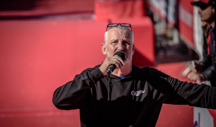 Ruud de Haan, hier als speaker aan het werk tijdens een triathlonwedstrijd, komende week te horen bij Eurosport. (foto:Andre Kwakernaat)