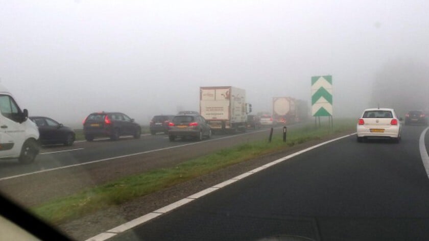 In het midden en zuiden plaatselijk dichte mist