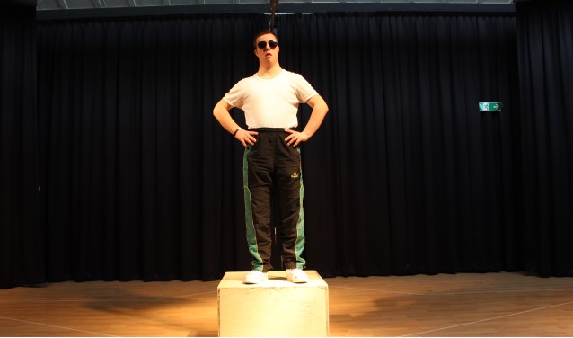 Agent Flink gespeeld door Werner Kamp van Theaterwerkplaats Tiuri.