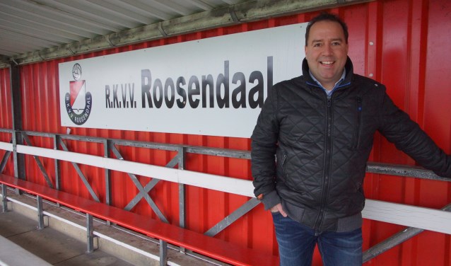 Michel de Bruijn op de hoofdtribune van RKVV Roosendaal. FOTO RENÉ BRUIJNINCX