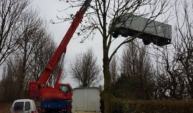 De vrachtwagen bij het woonwagenkamp