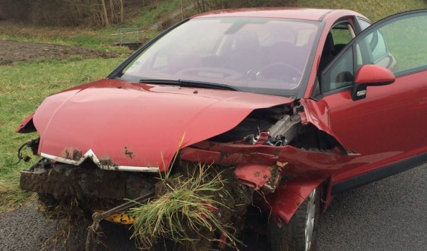 De auto is bij het ongeval van de rijbaan geraakt