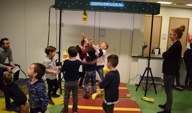 Grijp die vallende stokken of klompen! FOTO STELLA MARIJNISSEN