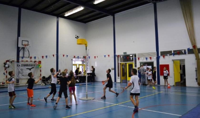 Er wordt fanatiek gestreden tijdens het schoolkorfbaltoernooi.